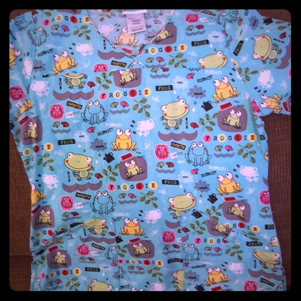 Very cute excellent condition froggie scrub top XS